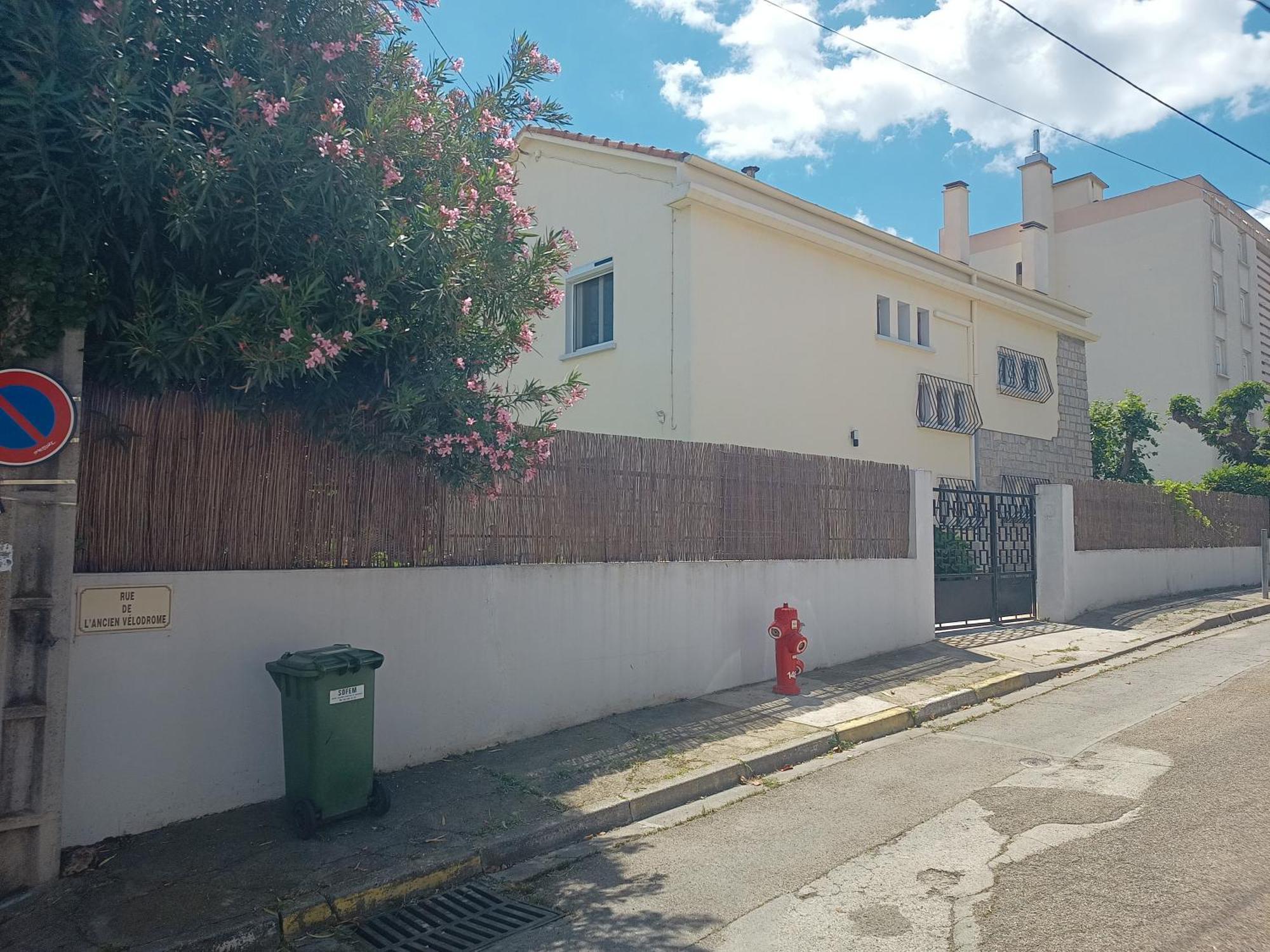 Grand Appartement, 2 Chambres Et Jardin Νιμ Εξωτερικό φωτογραφία